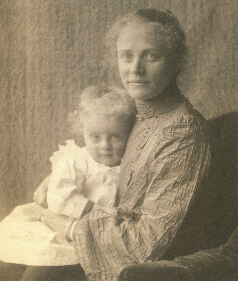Lucie met haar jongste zoontje Martin (1902)