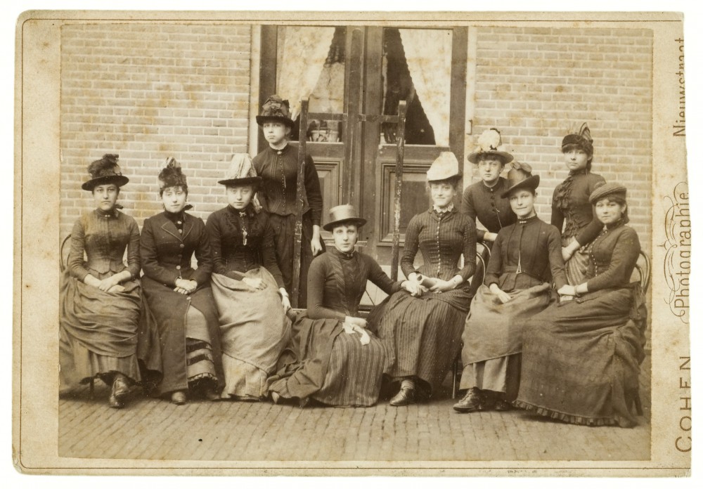 Portret van een groep vrouwen waaronder Lucie (1888)