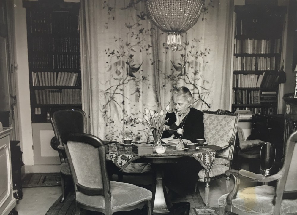 Lucie in haar Haagse woonkamer (ca. 1940)