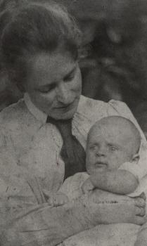 Lucie met haar jongste zoontje Martin (1901)