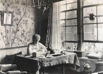 Lucie in haar Veerse woonkamer (ca. 1930)