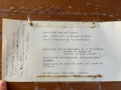 Detail achterzijde Witte kom met zinnia's door Lucie van Dam van Isselt