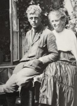 Lucie van Dam van Isselt (ca. 1920) met haar oudste zoon Evert